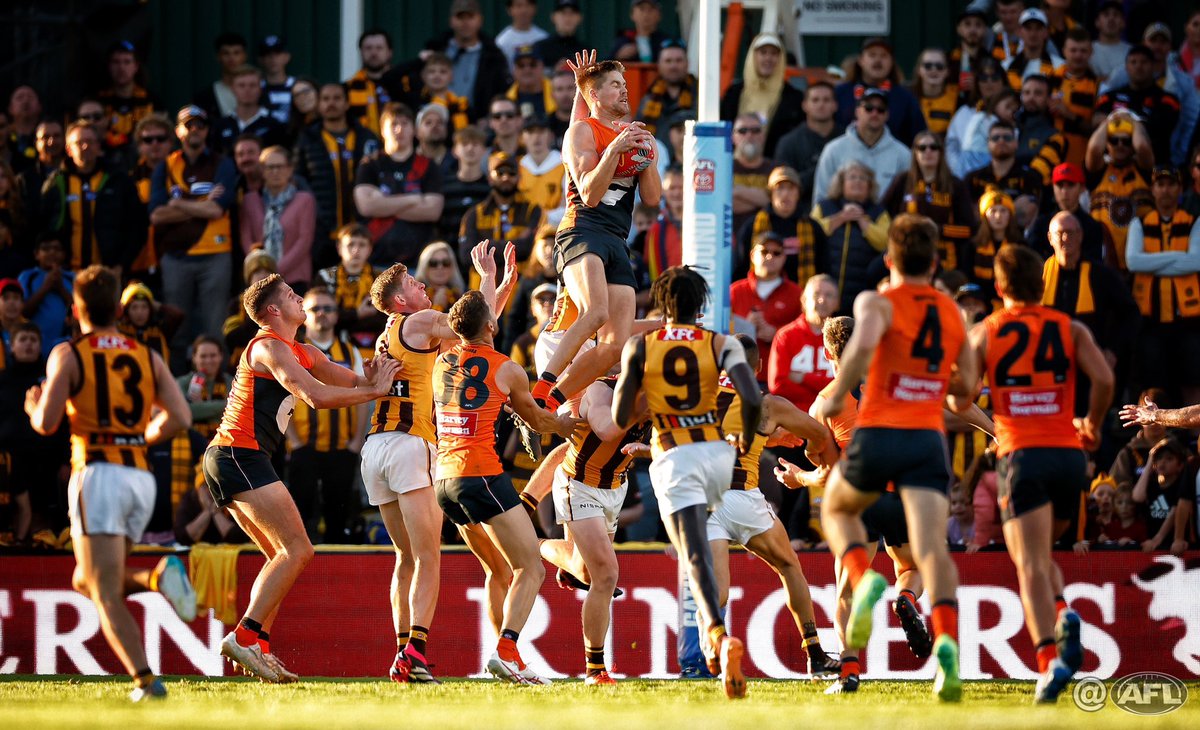 Gather round this. Harry Himmelberg mark and goal dying moments, G I A N T win 📸 @michaelcwillson