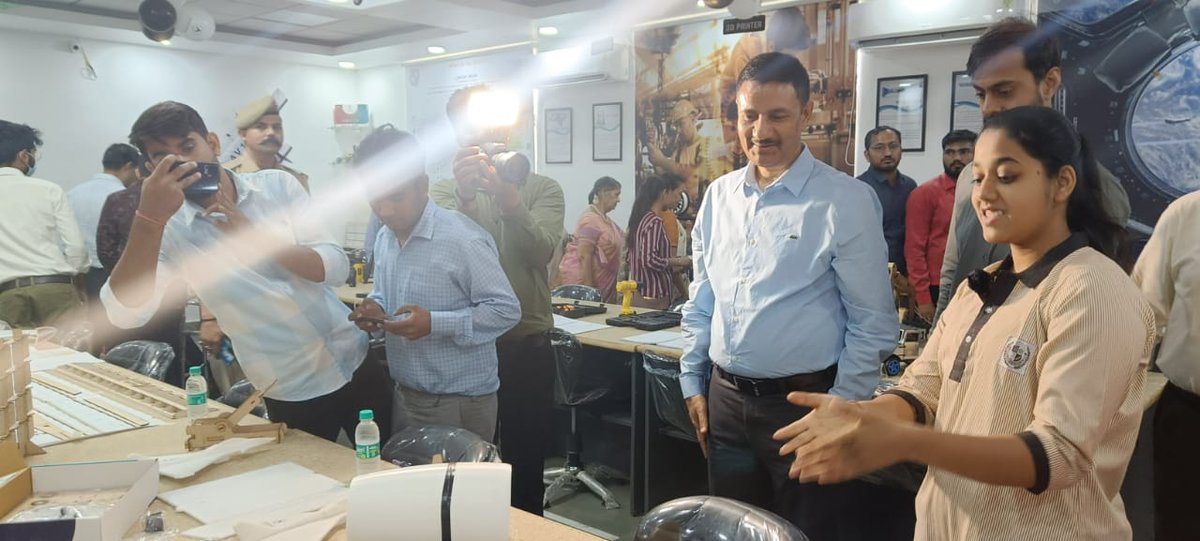 dm_ghaziabad's tweet photo. शंभू दयाल इंटर कॉलेज गाजियाबाद में एयरोस्पेस लैब का शुभारंभ किया। @CMOfficeUP @UPGovt @ChiefSecyUP https://t.co/bwsUz8OMaO