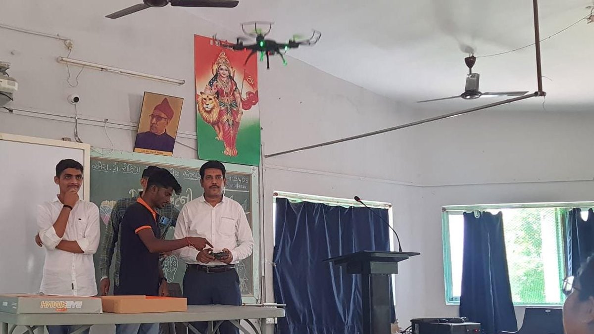 GordhanChauhan4's tweet photo. Innovation Club Prabodh Level Training Day2 on #AdvanceElectronics #drone  #Telescope
#Robotics #STEMeducation at S D Shethiya College Of Education,Mundra for Arts,Commerce and Science Students.
@PMOIndia @CMOGuj @InnoClubCHE @InfoGujcost @STEMbotix @vnehra @narottamsahoo https://t.co/OCoWkqmGR9