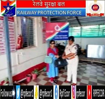 @RPF_INDIA Acting upon a Rail Madad complaint RPF/Bhubaneswar retrieved one bag containing clothes etc. valued Rs.3,000/- from T/No.20824 (AII-PURI Exp) at Bhubaneswar station on 12thApril 2023 & handed over to the rightful owner on 15th April 2023.
#OPERATIONAMANAT