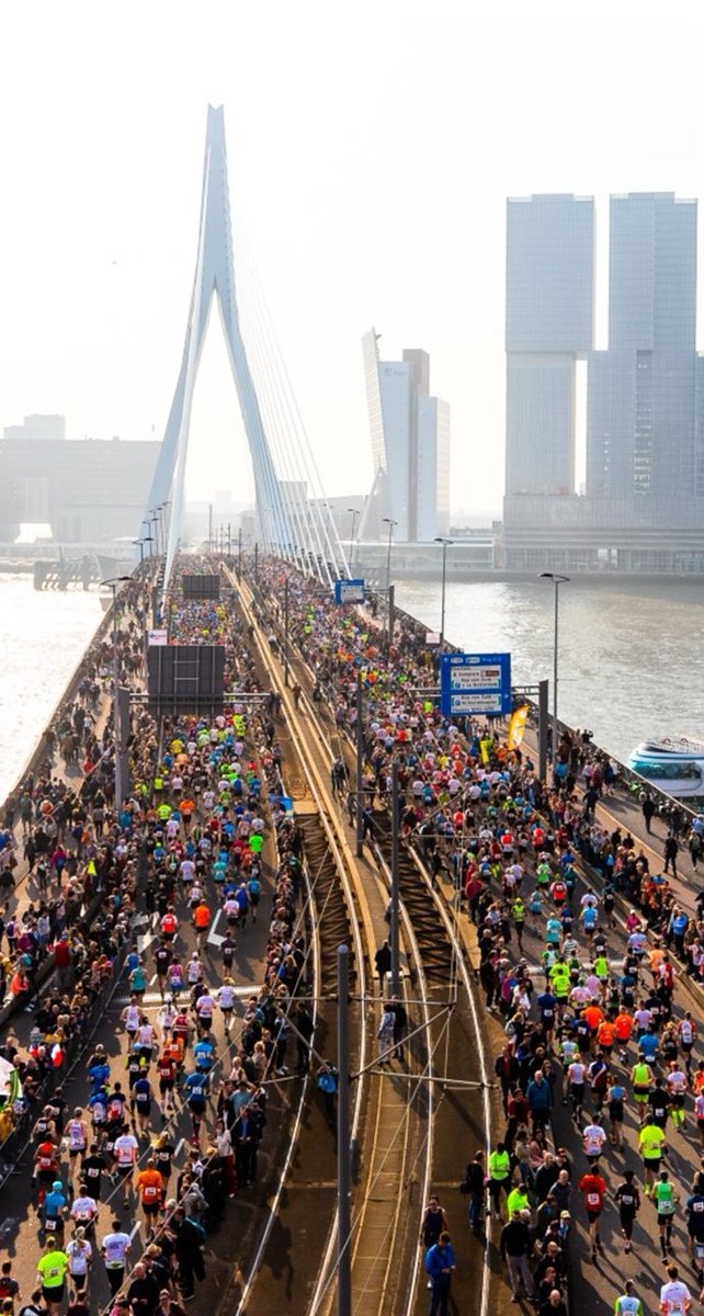 Wat jammer en ik ben toch echt een beetje teleurgesteld. De start van de Rotterdams Marathon zonder Lee Towers in close-up. En waarbij er door de NOS door gepraat werd tijdens het gehore brengen van You'll Never Walk Alone.🥹Go go go hardlopers! Doe je best.💪 #marathonrotterdam