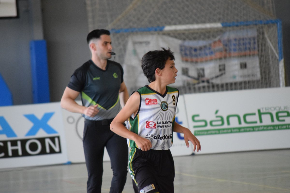 #ClasInfMas2023
🗓️ 16 de Abril
🏟️ CD Distrito Sur
📍 <a href="/aytoguadaira/">Alcalá de Guadaíra</a>

🏀 @CDCareba 3⃣3⃣
🆚
🏀 <a href="/lorabasket/">Lora Club Baloncesto</a> 1⃣7⃣

!! FINAL PRIMER CUARTO!! 

📲 Siga los Partidos y Estadísticas en vivo a través de la APP "AFICIÓN FAB"