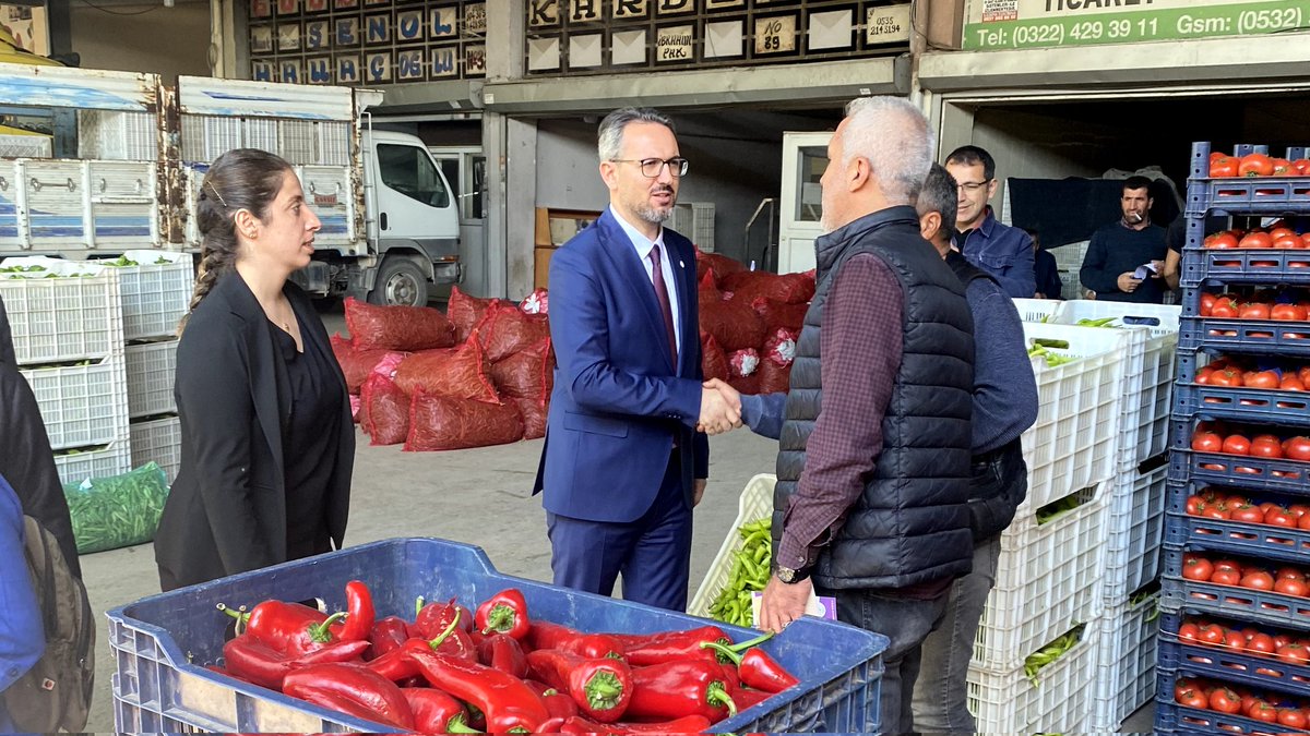 dempartiadana's tweet photo. Milletvekili adaylarımızın katılımıyla Adana Kabzımallar Odasını ziyaret ettik, hal çalışanlarıyla bir araya geldik. #degistirmeyegeliyoruz @ferhatkabais @Rojbincelik @mehmetkarakiss https://t.co/9kCyV1TPrE