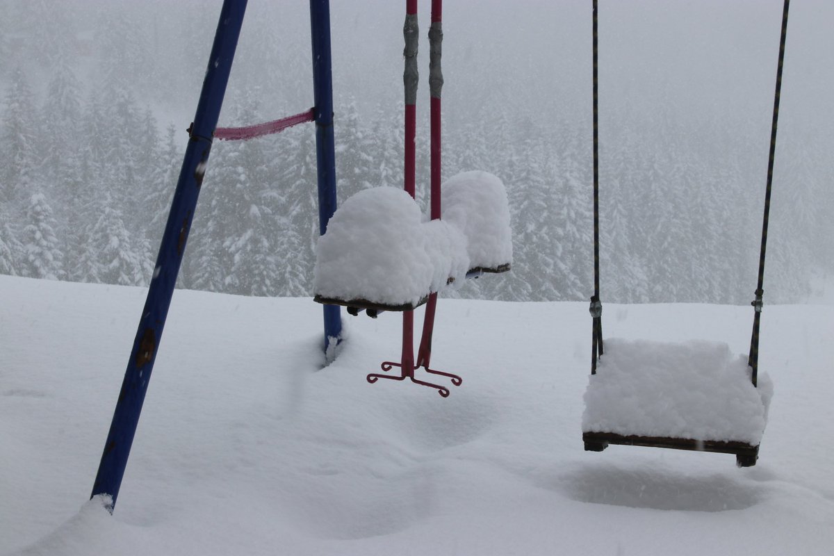 danivumalvier's tweet photo. Etwa 25 cm #Neuschnee auf der Ibergeregg. #Aprilschnee https://t.co/fs3SHmKXi5