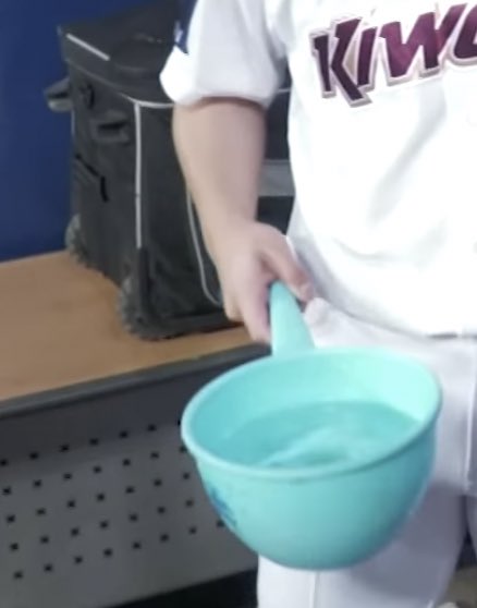 남들 양동이 아이스박스 이런 곳에 가득 채워올 때 혼자 하늘색 바가지 들고 온 김재웅이 너무 귀엽다고 ㅋㅋㅋㅋㅋㅌㅋㅋㅌㅋㅌㅌ