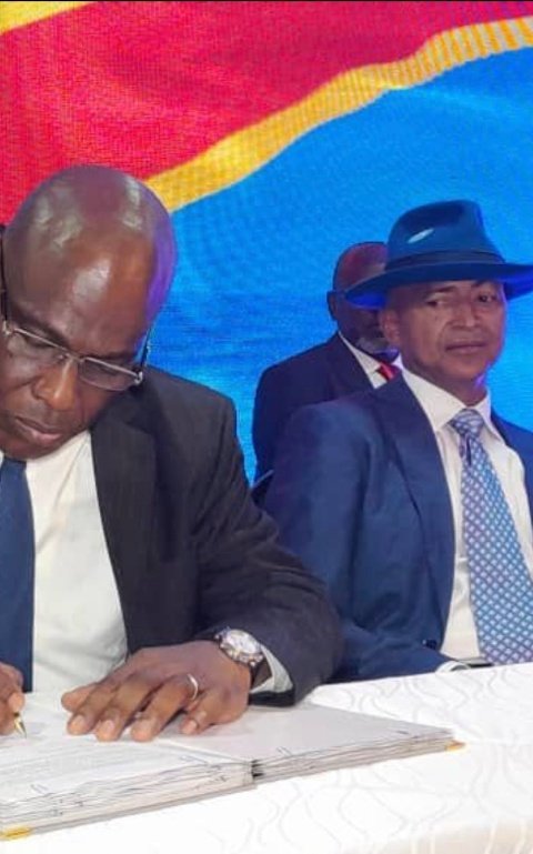 PMcmalongh26162's tweet photo. @lephoenix84 Mon chers malgré, nous sommes ensemble, j'ai continue à veillée sur toi en mode congolais 🤣🤣🤣 https://t.co/YAYKzxr5nE