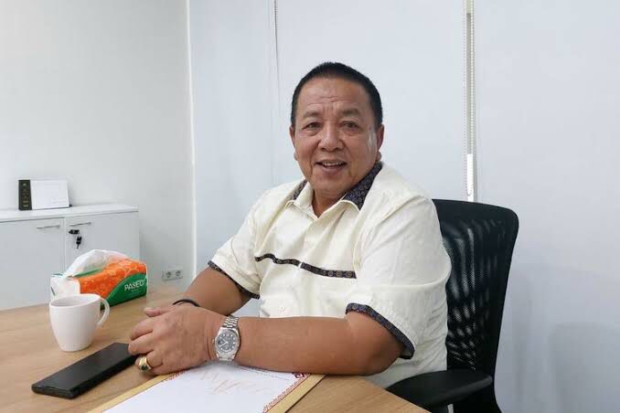bung_madin's tweet photo. "HASIL INVESTIGASI BUNG MADIN"

Selamat sore Pak Arinal Djunaidi, sebagai Gubernur Lampung. Apakah jam tangannya bapak ini akan di klaim sebagai barang KW?.

Cek Berapa harganya?.
Gubernur Lampung Senggol dong...
@PPATK 
@KPK_RI 
@mohmahfudmd 
@DivHumas_Polri https://t.co/4J2oK2acIG
