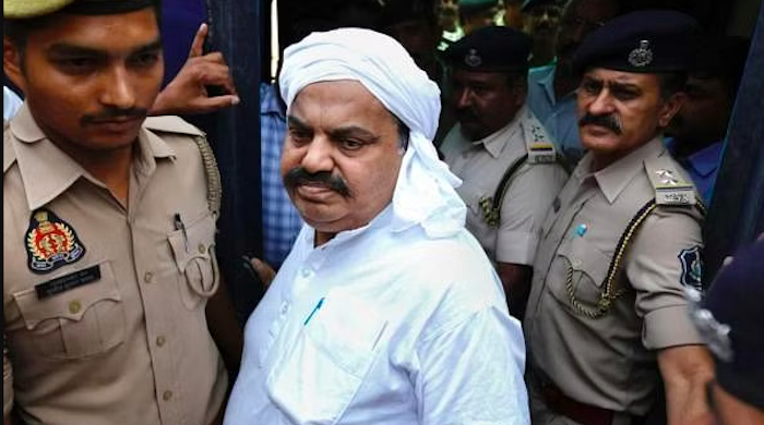 ARISEtv's tweet photo. Former Indian Politician and Brother Shot Dead Live on TV 
Three men posing as journalists targeted the two brothers from close range. 
https://t.co/aPAcMkRxZX https://t.co/0snxrfUNP1