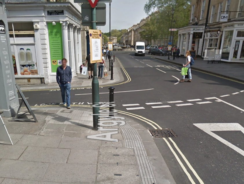 SaskiaHeijltjes's tweet image. #StreetsForPeople not for cars. 

Laura Place and Pulteney Bridge are heaving with visitors and locals and it might look like a pedestrianised area on these photos but it isn't. 

The crossing from Pulteney Bridge to Argyle Street is particularly tricky to cross