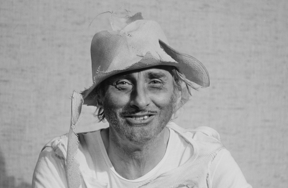 BraxM's tweet image. Hat's torn it...
Spike Milligan, born #OTD in 1918, photographed during rehearsals for sketch show Q7 on 25 September 1977 by Don Smith for @RadioTimes @goonchild4