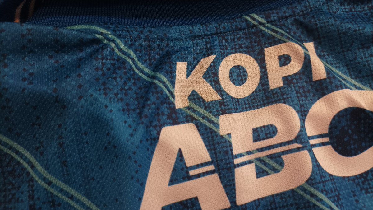 bangkasbon's tweet photo. Dari awal ekspektasi beli jersey Supporter Edition Persib yang harganya 100rb udah ga tinggi tinggi amat. Pas barangnya dateng, ternyata ekspektasi saya bener. Full printing, dan yang disablon cuma logo sama keterangan ukuran. Untung buat ponakan😂 @Jerseyforum https://t.co/qfm5yl3qbR