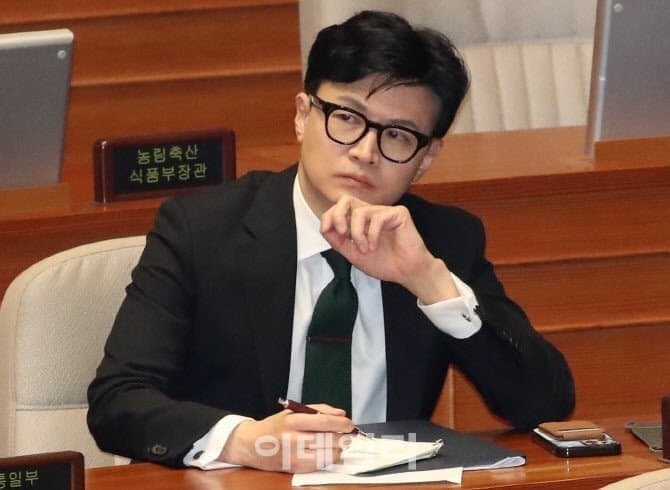 한동훈 장관님이 
노웅래 체포동의안 때
녹취 속 '돈봉투 부스럭거리는 소리' 언급하자
민주당 국개들
소금뿌린 갯지렁이마냥
게거품 전진발사하며
지랄옘병 개지랄한 이율
이제야 정확히 알겠네

2021년 돈봉투 전당대회의 기억이
되살아나 패닉 상태가 된 것이지