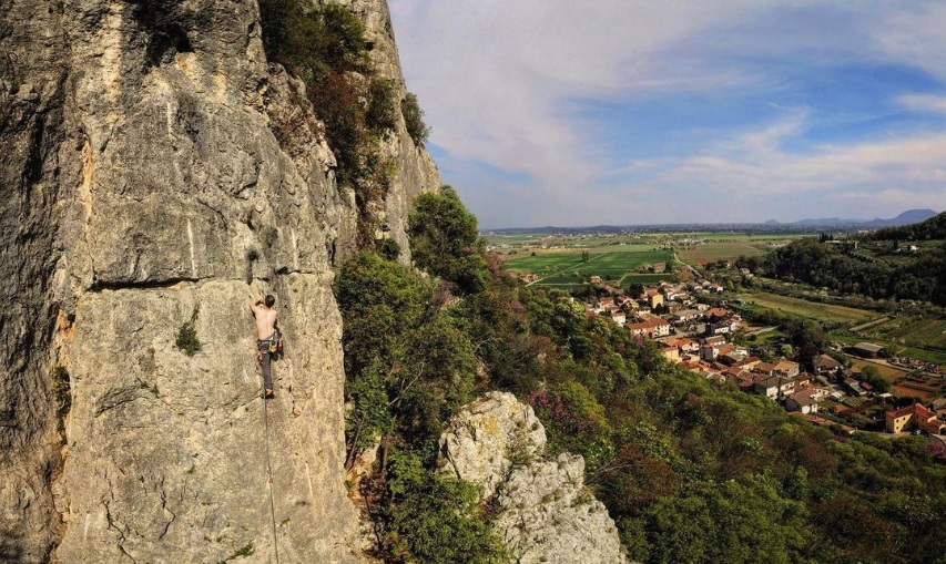 TurismoVeneto's tweet photo. #Lumignano, piccolo borgo tranquillo sui #ColliBerici è famoso in tutta Europa per le sue pareti rocciose ⛰ Questa palestra naturale è il paradiso estremo dei climbers.
🧗♂️ https://t.co/BZnjnVKOqC
#VisitVeneto
📷Foto IG matofaungato https://t.co/ZwDmeoUabm