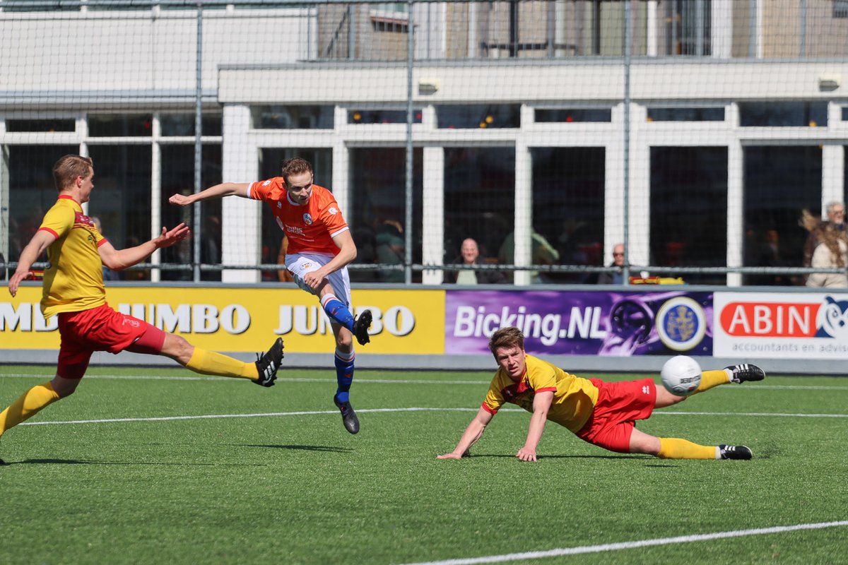 kophorst's tweet photo. Hier zit energie in het schot en perfect geraakt, fraaie 0-1 @svhonselersdijk https://t.co/7MeJ85CzzC