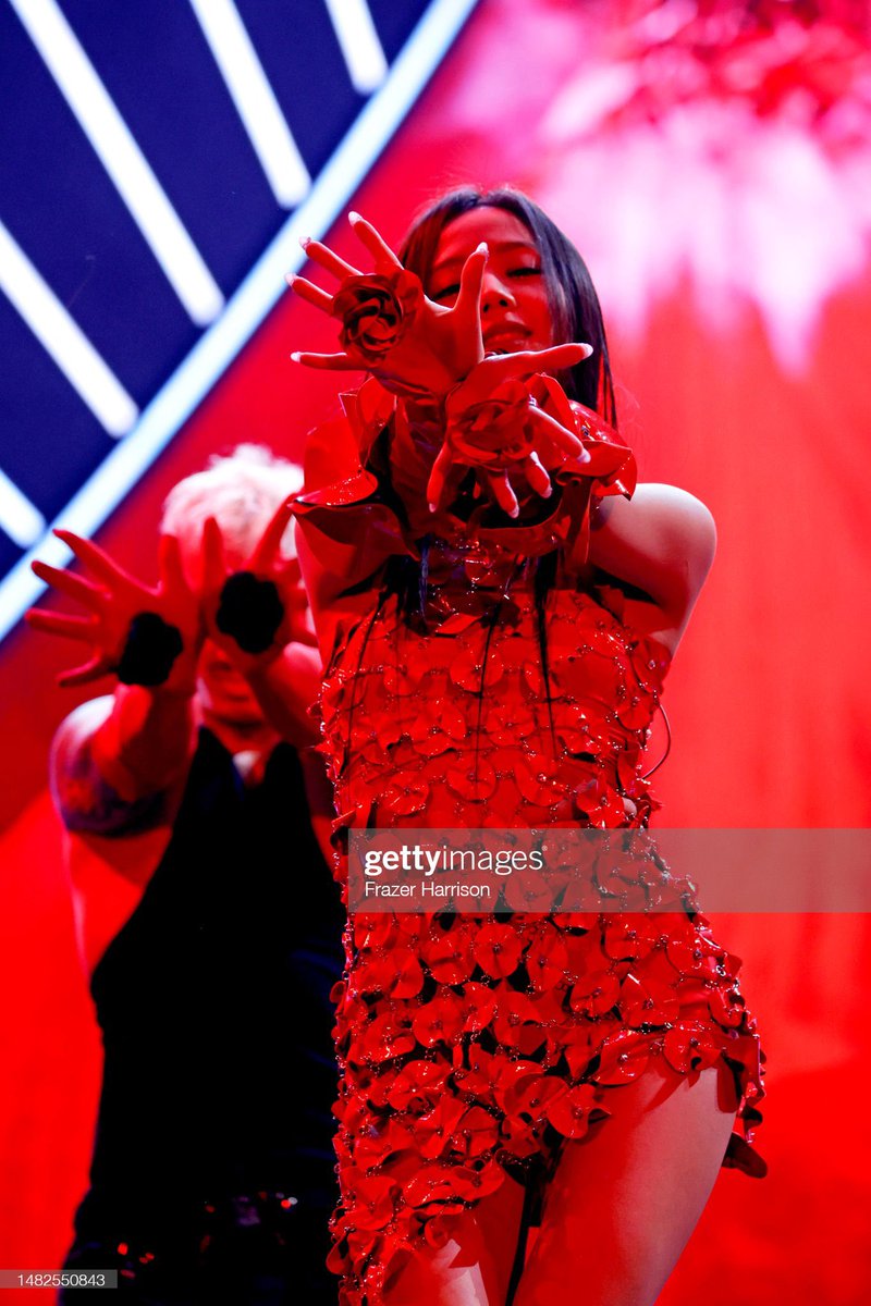 NEWSJISOO's tweet photo. JISOO performing FLOWER at Coachella. https://t.co/rpyzmrRR9p