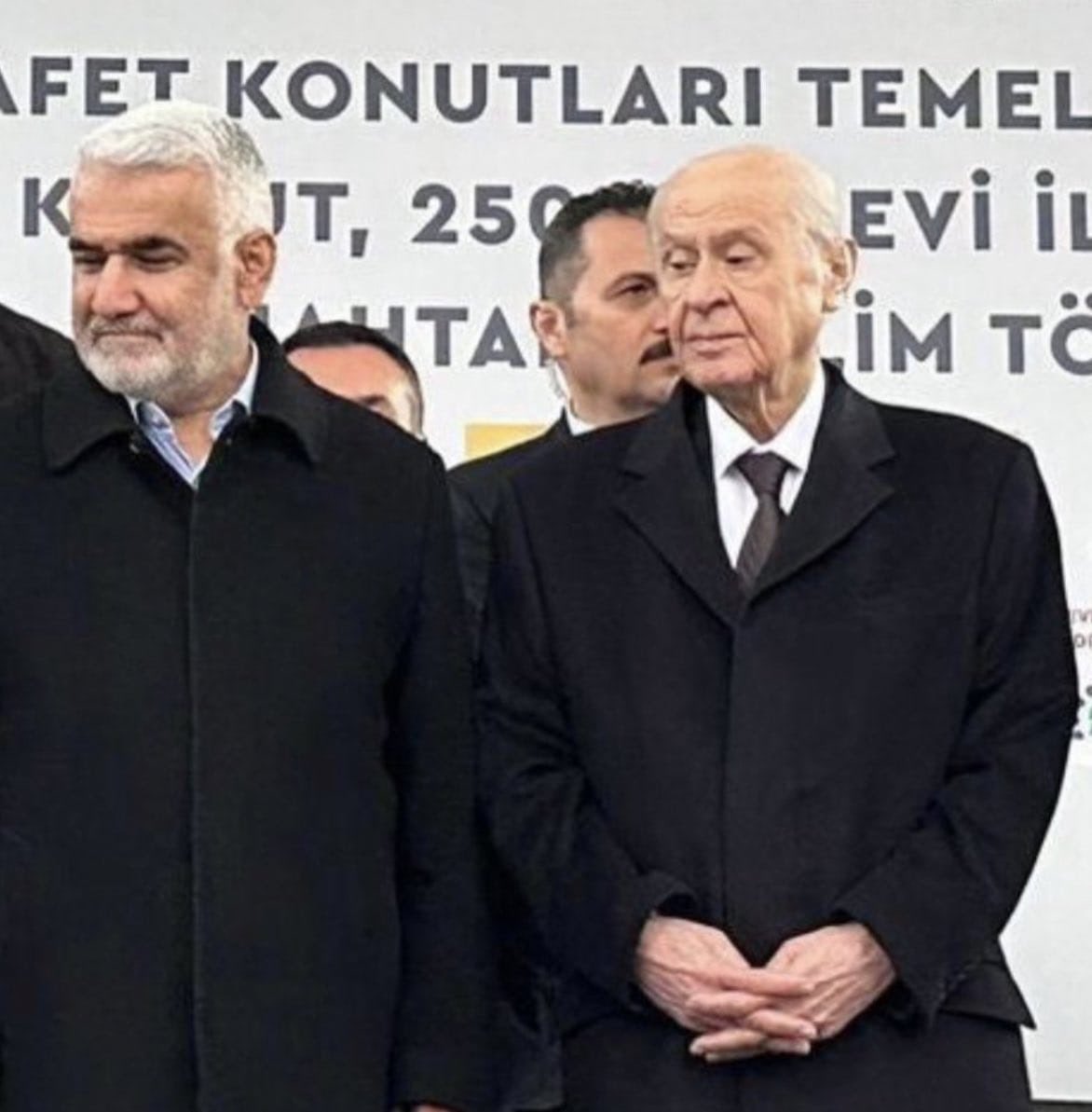umitozdag's tweet photo. MHP ve HÜDA-PAR genel başkanları Diyarbakır’da Erdoğan. İçin oy istiyorlar. Bu fotoğraf Türk siyasetine Türk milliyetçiliğine ihanetin fotoğrafı olarak geçecek. ⁦@zaferpartisi⁩ ⁦@DrSinanOgan⁩ ⁦@oz_vecdet⁩ https://t.co/0djLer7izj