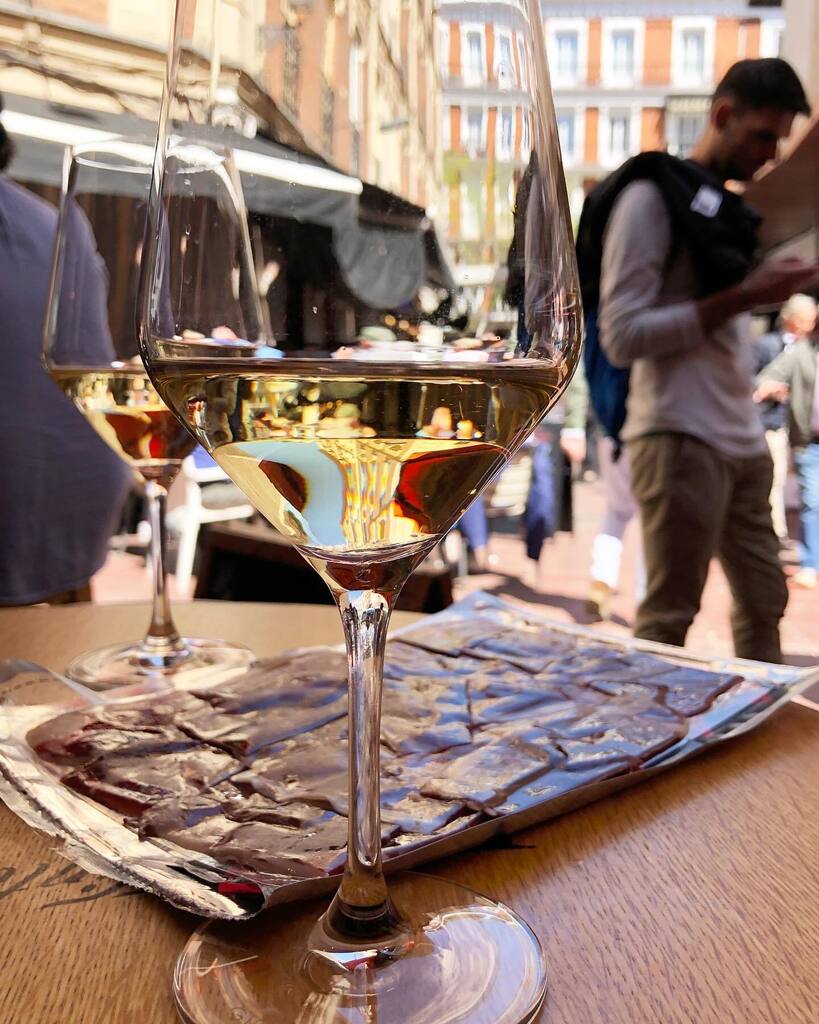 Sábados en @vinotecatierra #maravilla #viendolavidapasar 

. <a href="/enric_soler/">Enric Soler</a>  #istiu
. <a href="/gregory/">Greg Galant</a>.mengoba  #estaladiña
. #chateaulescroisille  #calcaire

#bytheglass
#vino #viño #vinho #wein #vin #wine instagr.am/p/CrF0ruCNhb1/