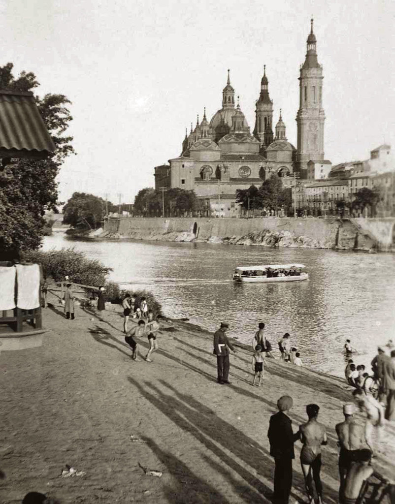 El Pilar y el Ebro en 1930 📸☺️🌳
Vista del río Ebro desde los baños (actual Helios), barcos y la Basilica del Pilar al fondo.

Fuente: Zaragoza 1908-2008. FCC
