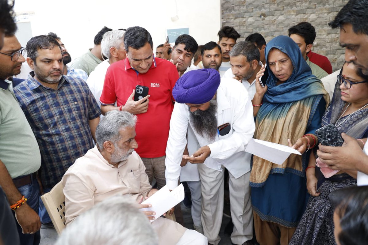 KPGBJP's tweet photo. आज सांसद सेवा केंद्र, फरीदाबाद पर क्षेत्रवासियों की समस्याएं सुनी एवं समाधान के लिए संबंधित अधिकारियों को निर्देशित किया। https://t.co/jlUnY6UNGd
