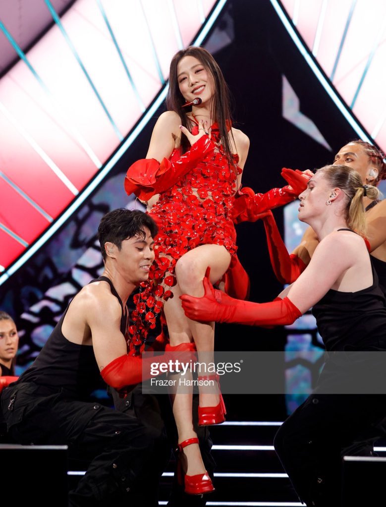 jisoo pics tweet media