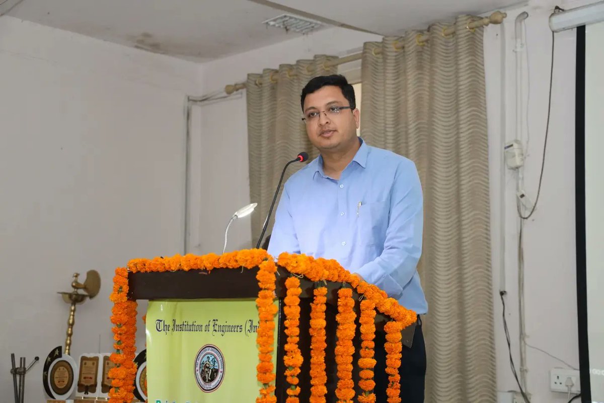 NVSirOfficial's tweet photo. Expressing heartfelt gratitude for inviting me to speak at Rajasthan Technical University . It is an honor to be given the opportunity to share my knowledge and experience with such a talented group of students and faculty.
#nvsir #nvsirphysics #motion #motionkota https://t.co/bwYI3nUr1h