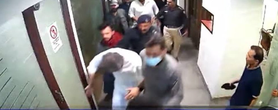 MDanish66729977's tweet image. پولیس اور اداروں نے کاروائی کرتے ہوئے بدنامے زمانہPTIکے رہنما علی زیدی عرف باولا کو کراچی سے گرفتار کر لیا ملزم کو راء اسرائیل اور امریکہ کی فنڈنگ حاصل تھی ملزم17کروڈ کا بھتہ لینے میں ملوث تھا اور کراچی میں افغان دہشتگردوں کا گروہ چلا رہا تھا اور پاکستانی توڑنے کی سازش کر رہا تھا