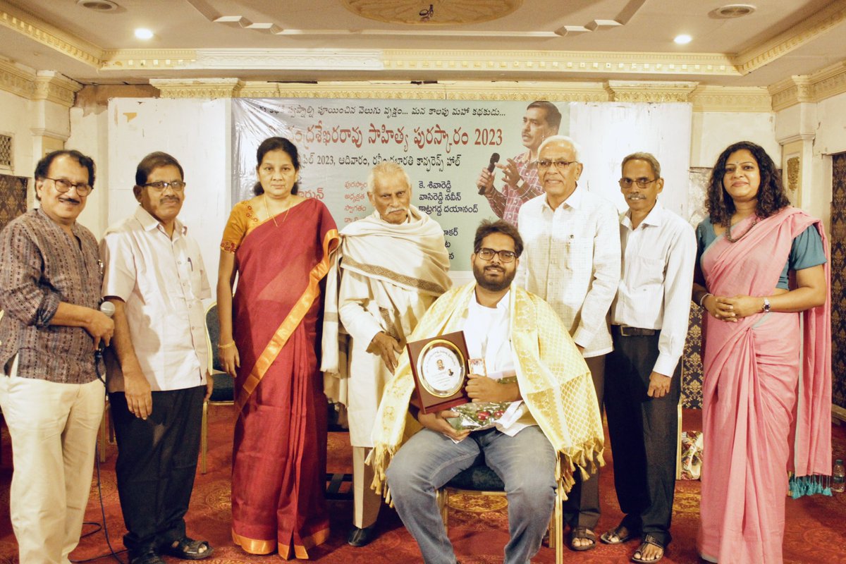 insidemalli's tweet image. మూడు దశాబ్దాల పాటు కథతో స్నేహం చేసి - &apos;ఇలా ఎలా రాసి ఉంటాడు&apos; అని ప్రతీ వాక్యం దగ్గర ఆగిచూసేలా చేసే రచయిత డా. వి. చంద్రశేఖరరావు సాహిత్య పురస్కారాన్ని అందుకోవడం గర్వంగా ఉంది. 

💙🙏🏼