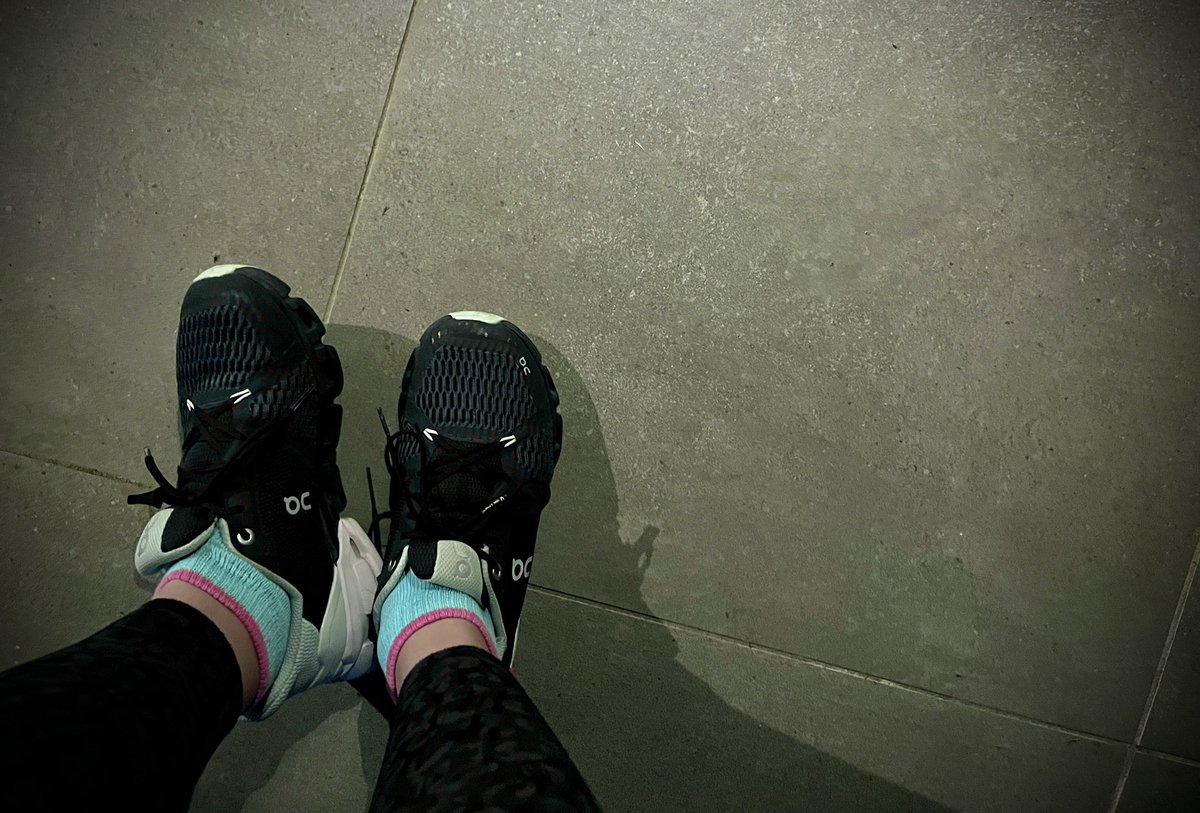 rina_runtravel's tweet photo. 本当に久しぶりの #夜ラン 🏃♀️🌃✨
身体が起きてるからOnの #cloudflyer のバネに乗ってルンルンと駆け抜けました🥳🎶
夜もたまには良いですねぇ🥰
衣替えもバッチリ終えた土日だったので、気分一新で初夏を楽しめそうです✌️✨
さぁ、明日も楽しく駆け抜けましょ〜🔥 https://t.co/YGb40Pbem8