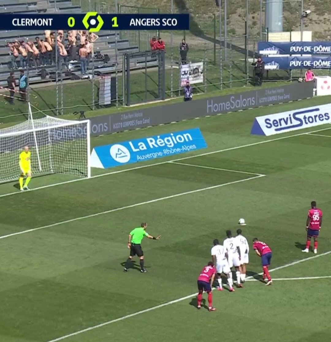untrucdefoot's tweet photo. Les supporters d'Angers pour déstabiliser Clermont sur penalty le 16 avril 2023. https://t.co/HGSVSVOLg8