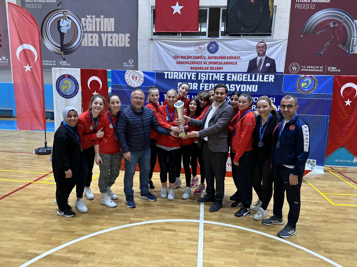 Kupa ile dönüyoruz.

Afyon’da yapılan voleybol müsabakaları sona erdi Voleybol takımımız Çekmeköy’e Türkiye ikincisi olarak  dönüyor.  

Bu başarı hepimiz 🙏