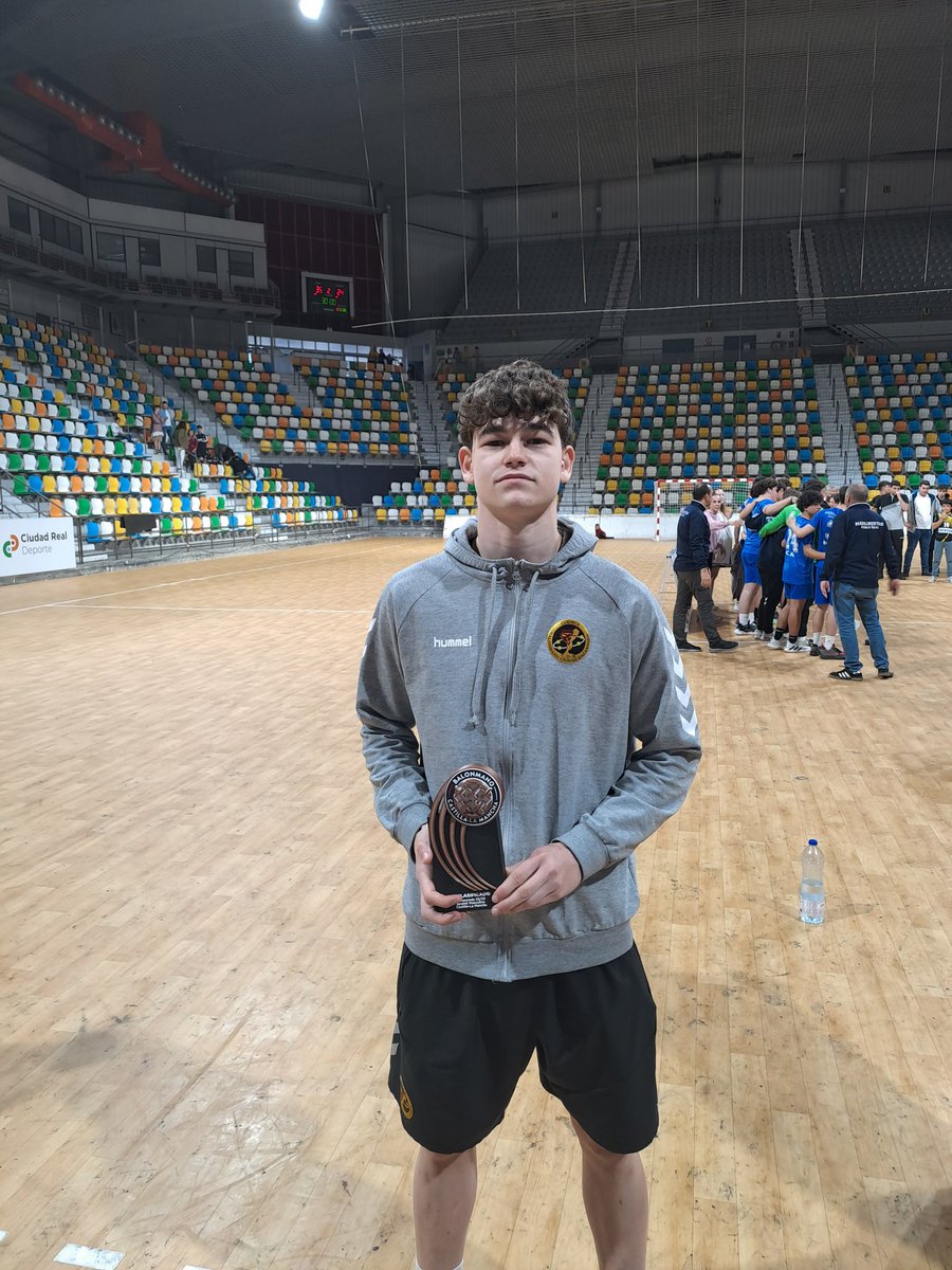 que mejor manera que acabar esta magnifica temporada con otro titulo mas y levantarlo en un campo tan especial como el Quijote Arena,campo de un equipo campeón de europa.
Una vez mas orgulloso de ustedes y de todo el trabajo realizado este año.
Somos 3° de Castilla-La Mancha!🥉