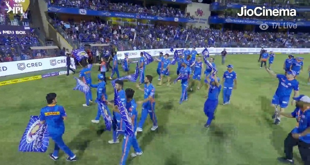 SPORTYVISHAL's tweet photo. Mumbai Indians players waving the MI flag on the field to thank the crowd. https://t.co/E2MtKODXcF