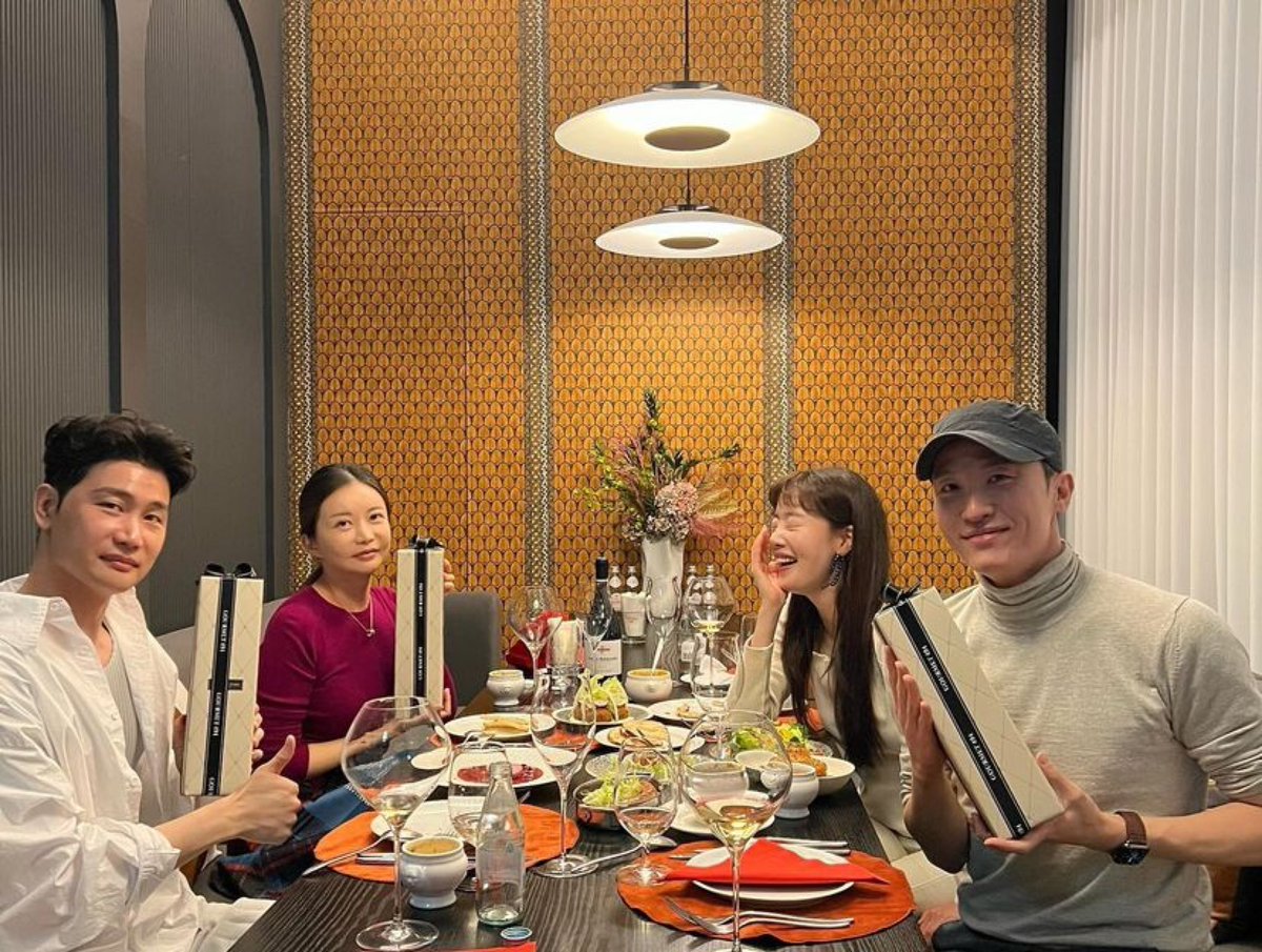 JiChanceFanpage's tweet image. Repost @thehealpark ✨

#에너자이저 들과의 만남은 항상 즐겁습니다🤣 저에게 항상 에너지를 주는 사람들🥰
.
#thanksto @koh_woogie 당예나 마찬가지인데 PDR에 완벽하게 세팅해주신 쉐프님. 얼마나 맛있었길래 이 날씬이들이 이렇게 배터지게 먹는건지😂 먹고죽자 분위기 만들어주셔서 감사🫠
.