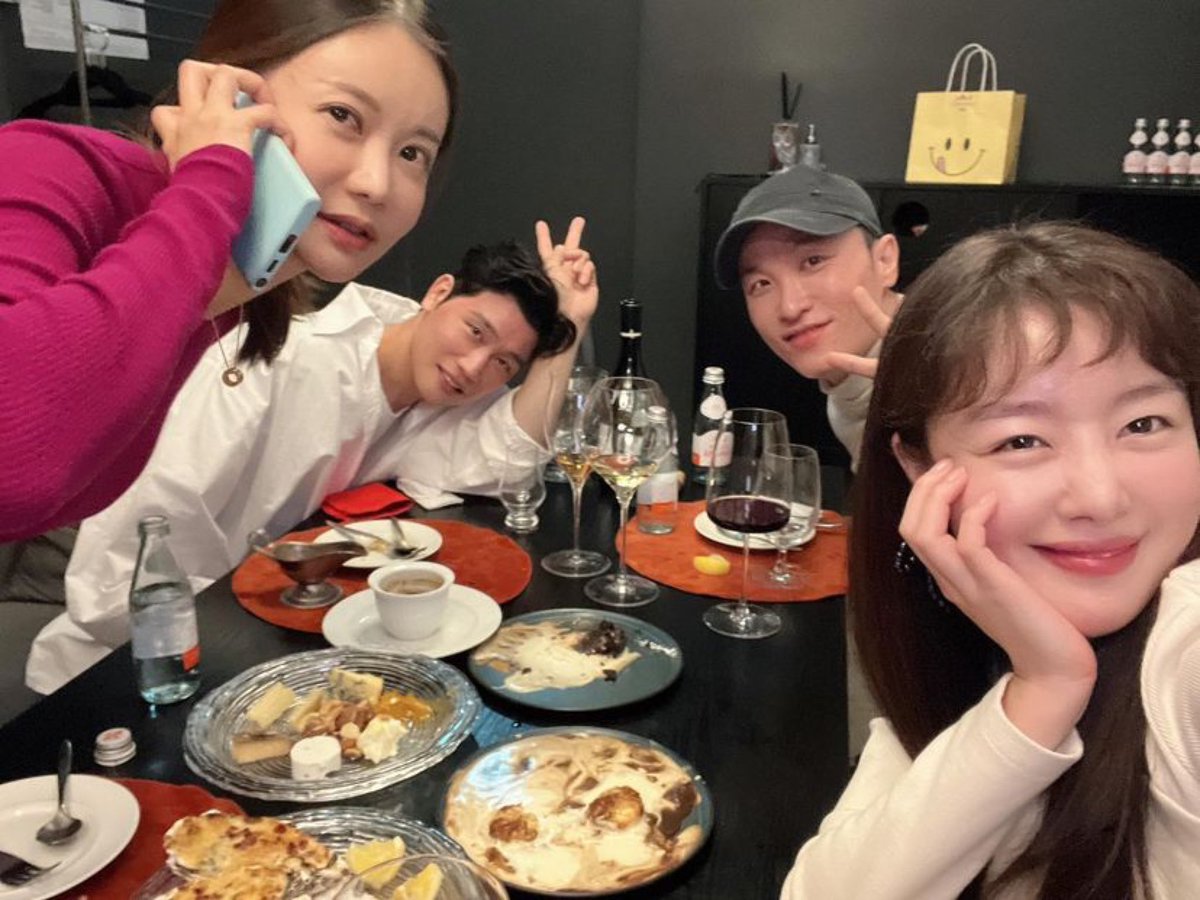 JiChanceFanpage's tweet image. Repost @thehealpark ✨

#에너자이저 들과의 만남은 항상 즐겁습니다🤣 저에게 항상 에너지를 주는 사람들🥰
.
#thanksto @koh_woogie 당예나 마찬가지인데 PDR에 완벽하게 세팅해주신 쉐프님. 얼마나 맛있었길래 이 날씬이들이 이렇게 배터지게 먹는건지😂 먹고죽자 분위기 만들어주셔서 감사🫠
.