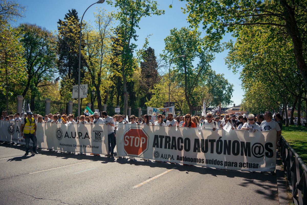 europapress's tweet photo. 📷Autónomos salen a las calles de Madrid para exigir la equiparación de derechos a cualquier otro trabajador. La Manifestación ha sido convocada por la organización AUPA (Autónomo Unidos Para Actuar) bajo el lema ‘STOP atraco a los autónomos’ https://t.co/ucXxBFZdI4 https://t.co/QHDjxCR9ks