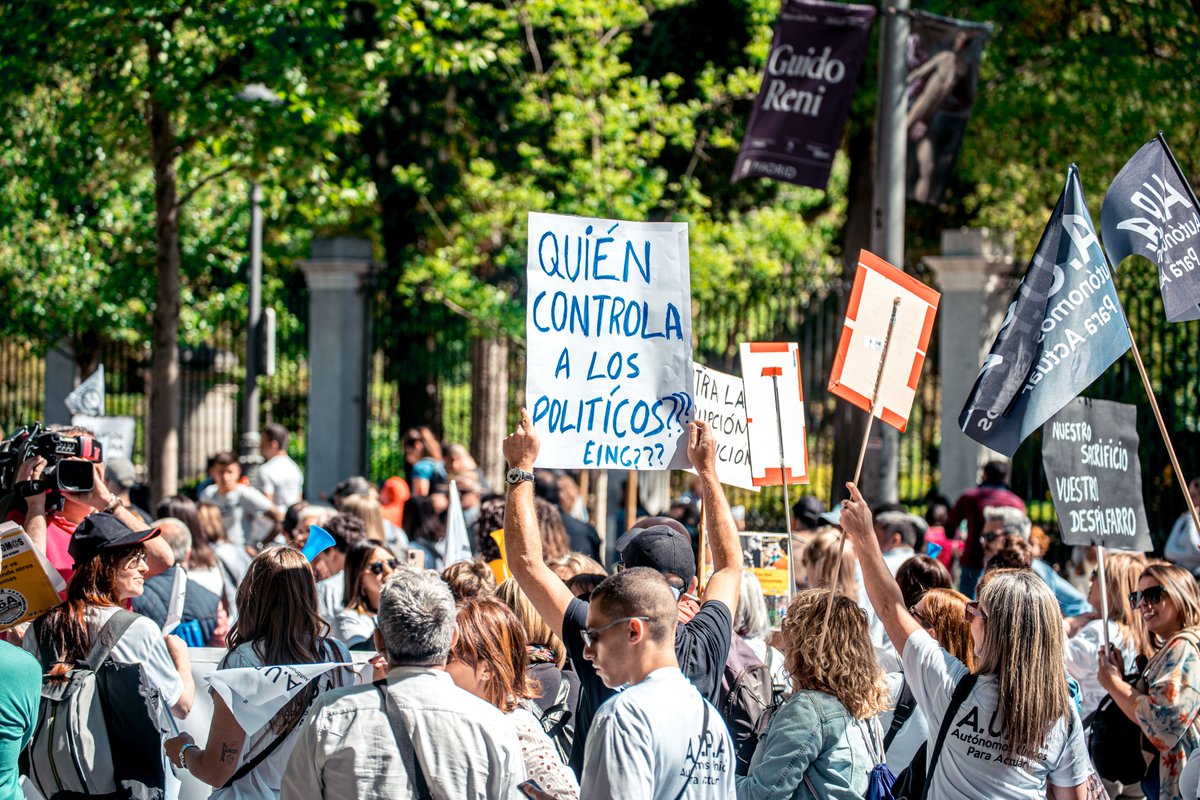 europapress's tweet photo. 📷Autónomos salen a las calles de Madrid para exigir la equiparación de derechos a cualquier otro trabajador. La Manifestación ha sido convocada por la organización AUPA (Autónomo Unidos Para Actuar) bajo el lema ‘STOP atraco a los autónomos’ https://t.co/ucXxBFZdI4 https://t.co/QHDjxCR9ks