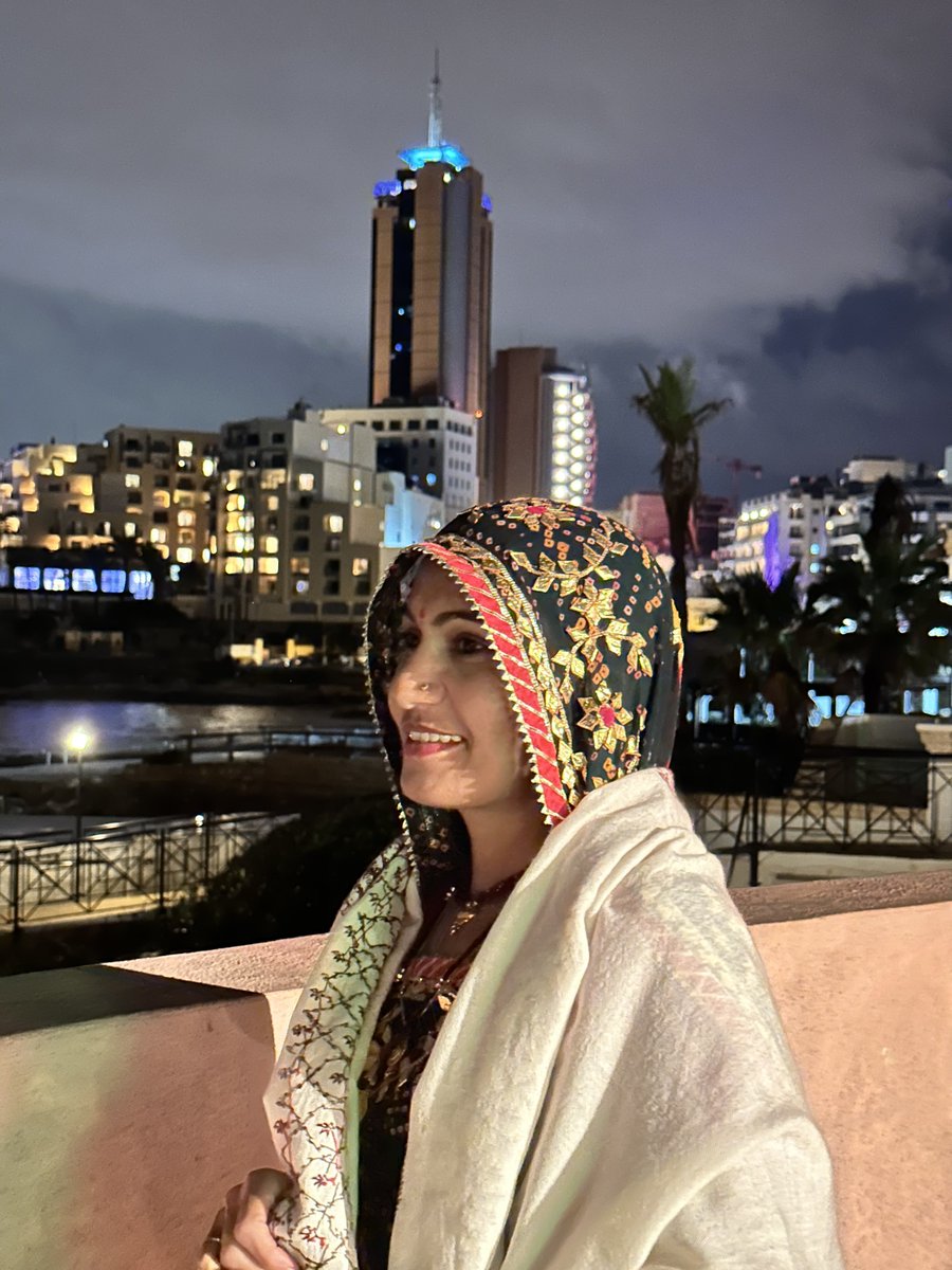गुरूर में इंसान को कभी इंसान नहीं दिखता,

जैसे छत पर चढ़ जाओ तो अपना ही मकान नहीं दिखता.