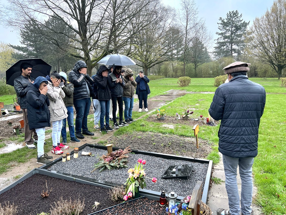 AJ_Iserlohn's tweet photo. Um den Brüdern zu verdeutlichen, dass wir alle nur Reisende in dieser Welt sind, haben wir Gestern den Hauptfriedhof in #Iserlohn besucht. Wir haben für die Verstorbenen gebetet, dass Gott Ihre Sünden vergibt und den Hinterbliebenen Geduld gibt. 
@KhuddamDE @AhmadiyyaJugend https://t.co/i3trujcgeI