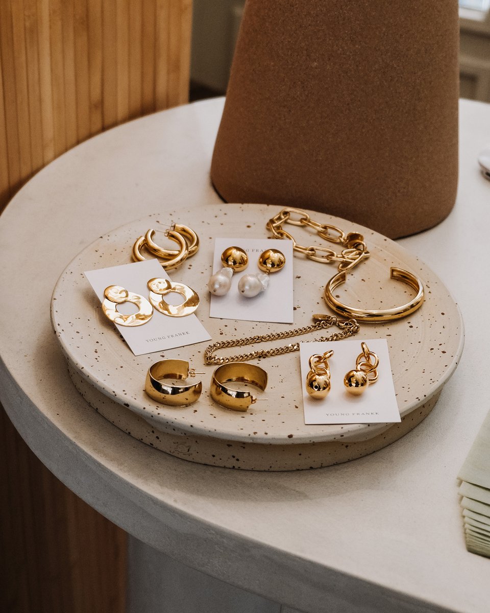 The Collection One in Amsterdam. Hoogkwalitatieve vintage kleding die met zorg zijn uitgekozen. Hier vind je uitsluitend merken die open zijn over de productie en afkomst van hun kleding. Bij The Collection One staat naast de kwaliteit van het materiaal, duurzaamheid voorop. 💚