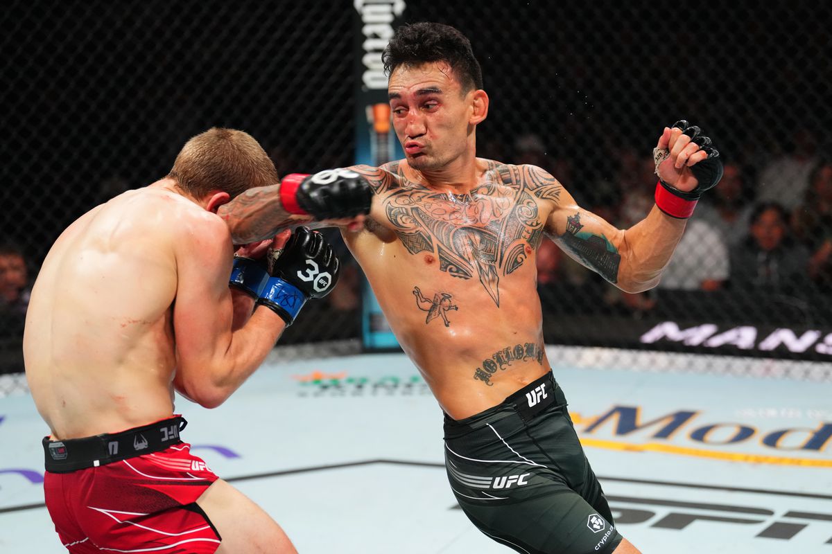UFCcentral's tweet photo. Max Holloway last night:

147 Significant Strikes (56%)
76 Significant Strikes Absorbed (33%)
Won by Unanimous Decision.

Surpassed 3000 Significant Strikes landed, the first fighter to ever do so.

The Best is #Blessed https://t.co/p2iGQ7LLX8