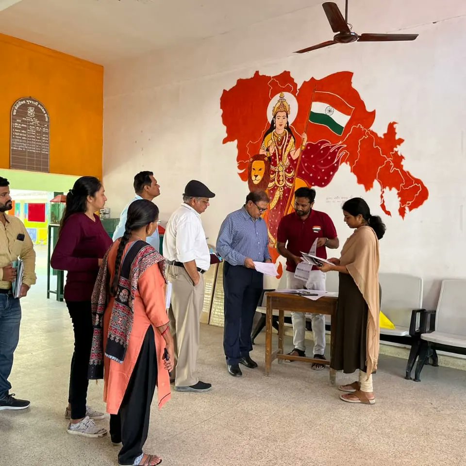 *પોરબંદર તથા કુતિયાણા વિધાનસભા વિસ્તારના  ૪૯૪ બુથો પર મતદાર યાદી સુધારણા કાર્યક્રમ યોજાયો*
*આગામી તા.૨૩ એપ્રિલને રવિવારના રોજ પણ મતદાર યાદી સુધારણા ઝુંબેશ હાથ ધરાશે*
*તા.૧ ઑક્ટોબર ૨૦૨૩ ની સ્થિતિએ ૧૮ વર્ષ પૂર્ણ કરનાર તમામ યુવાનો મતદાર યાદીમાં નામ નોંધણી કરાવી શકશે*