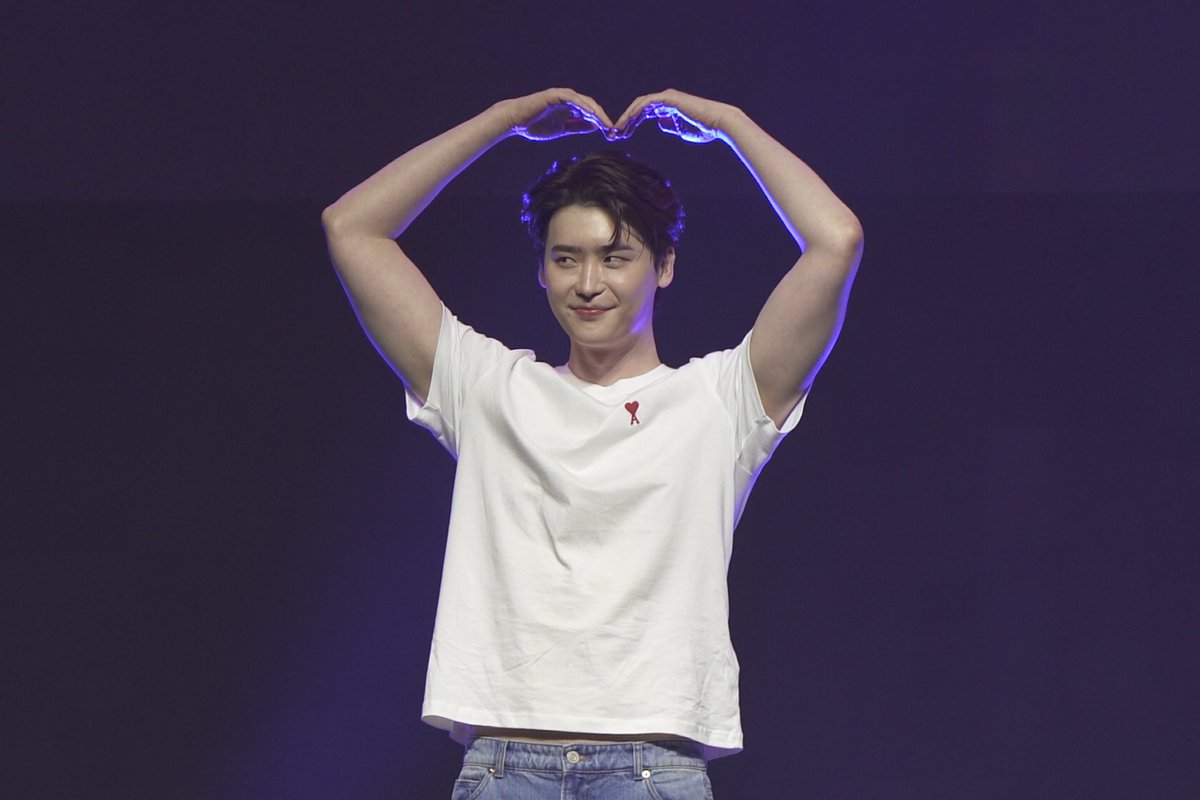 Viu_PH's tweet photo. Lee Jong Suk sending us all his love 🫶🫰💛 #LeeJongSukInManila #LeeJongSukWithViu https://t.co/aCzCPw3RSj