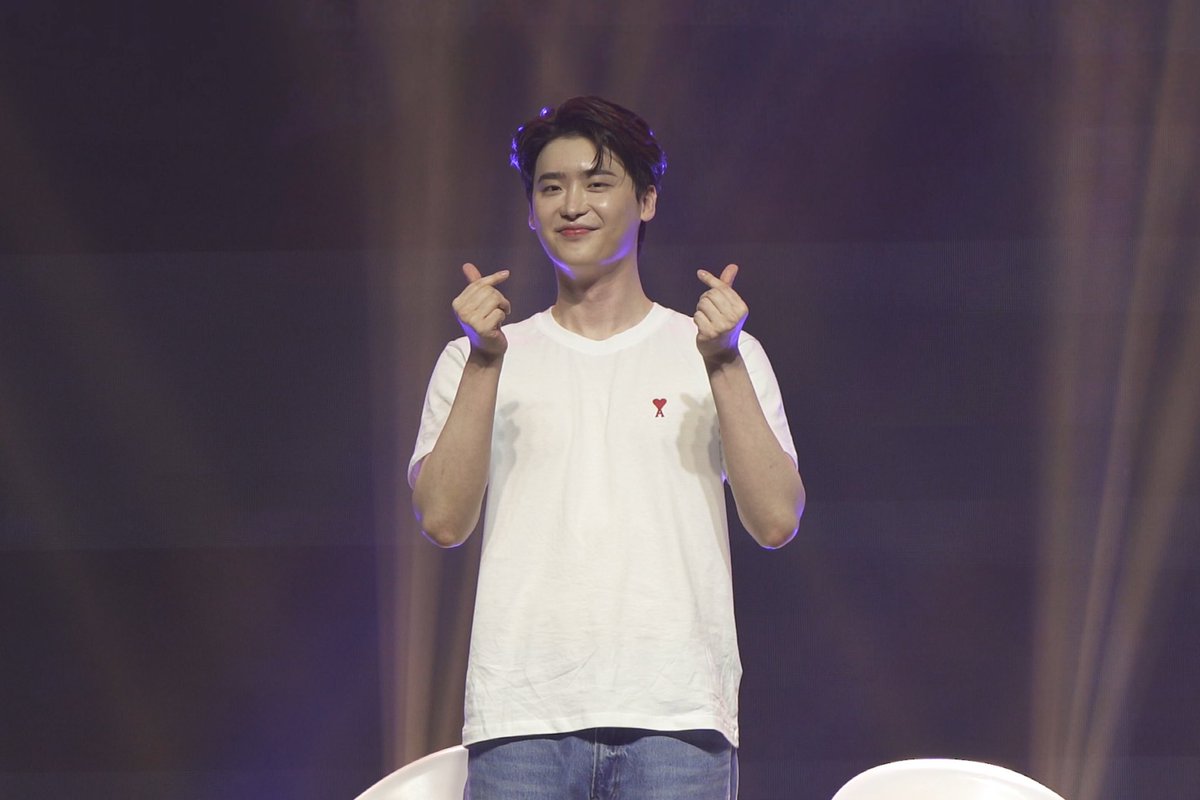 Viu_PH's tweet photo. Lee Jong Suk sending us all his love 🫶🫰💛 #LeeJongSukInManila #LeeJongSukWithViu https://t.co/aCzCPw3RSj