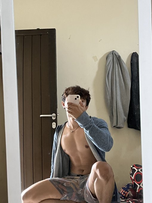 Blue me 💦 https://t.co/LhpAk3JysN