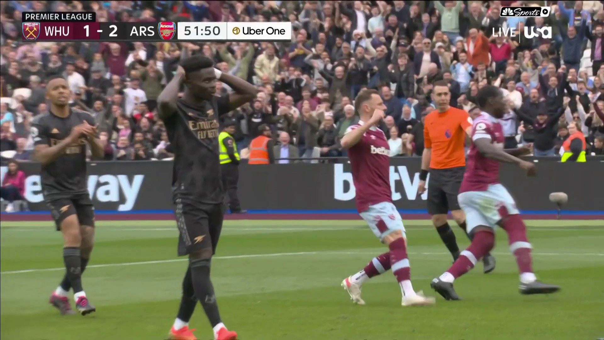 Bukayo.Saka misses his penalty!

Can West Ham find the equalizer?
📺: @USANetwork | #WHUARS”