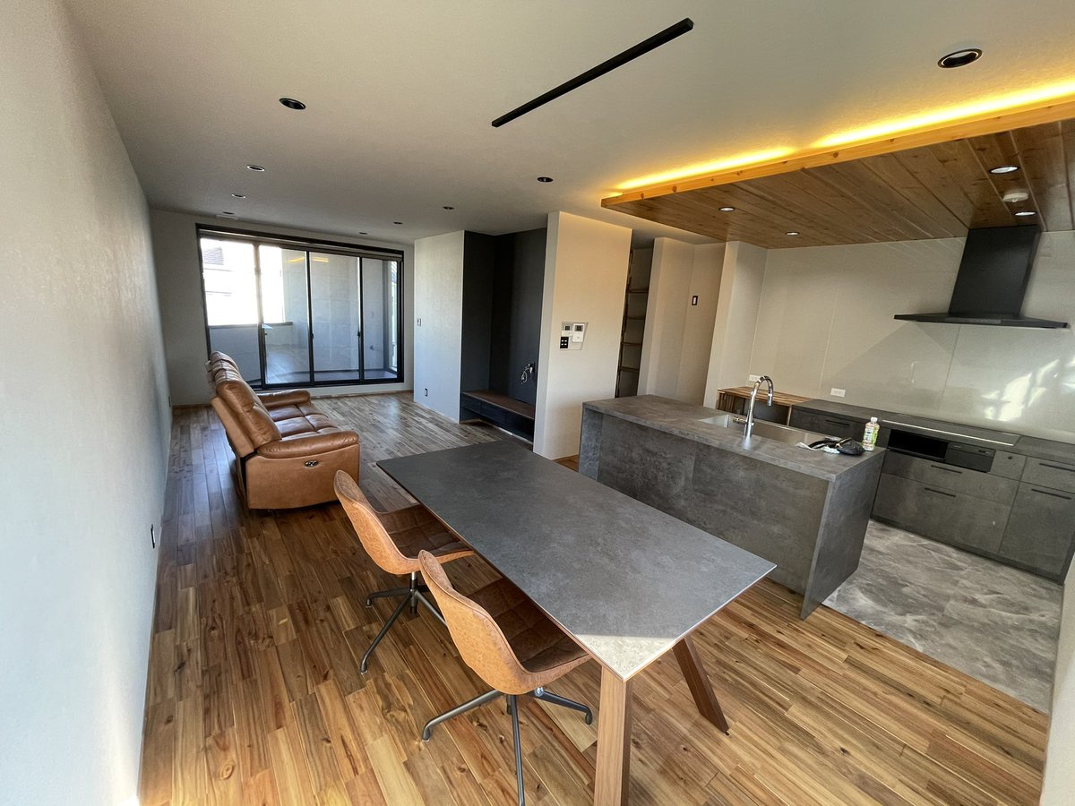 S_3_3_3_3's tweet photo. マイハウス完成🏠

目標の25歳で無事自分の家建てれました✌🏻
これからも家族皆んなに支えて貰いながらバリバリ働いて頑張ります🏋️

次の休みの日バルコニーで速攻BBQしたろかな🍖 https://t.co/NeGbeISdHa