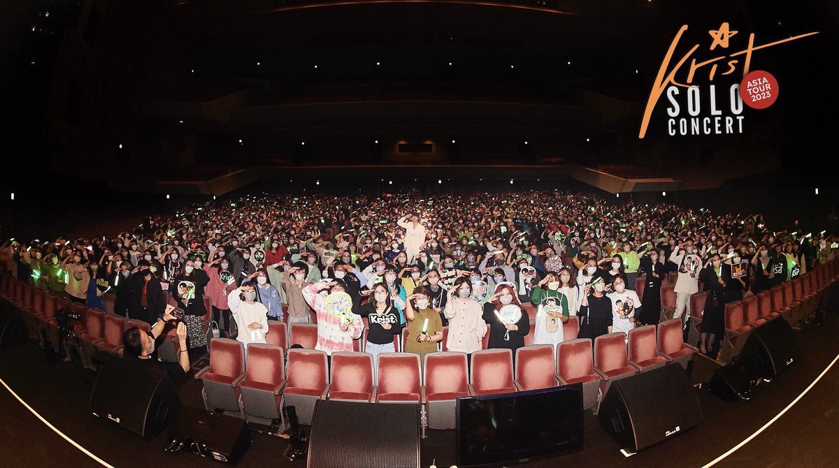 happysunskies's tweet photo. คนเยอะพอๆกันทั้ง4รอบ แต่ไม่ใช่ทุกคนที่ดูทุกรอบ บางคนไปแค่โตเกียวหรือแค่โอซาก้า แสดงว่ารวมๆแล้วคนดูมีเยอะกว่าที่เห็นใน 1 รอบ ยังมีคนญปที่อยากไปแต่ติดธุระติดงานด้วย เป็นคอนฯแรกในชีวิตของน้องที่อบอุ่นมาก ยินดีกับน้องด้วย สมควรได้รับจริงๆ @kristtps 

#KristSoloAsiaTour2023inJAPAN https://t.co/40EW3insBR
