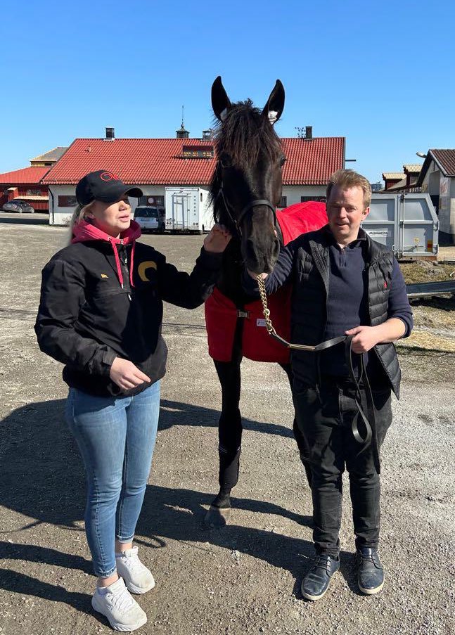 StallCourantAB's tweet photo. Treåriga Kapucine d'Inverne (Brillantissime-Fudge Ås) debuterade på bra sätt med en andraplats på @Solvalla på 17,0/2140, samma tid som vinnande "snackhästen" Kitty Mearas. Tränare och kusk på "Pippi", som Kapucine kallas i stallet, var @schon_marcus.
♥️💛 https://t.co/Ty31PccOGq