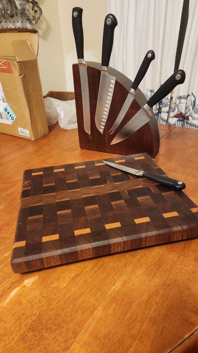 383Wood_Designs's tweet photo. Just finished up a new end grain cutting board design! PLEASE SHARE!!
#cuttingboardsofinstagram #cuttingboard #woodworking #woodworker #endgrainboard #homedecor #kitchendecor https://t.co/QE3MLRjBWB