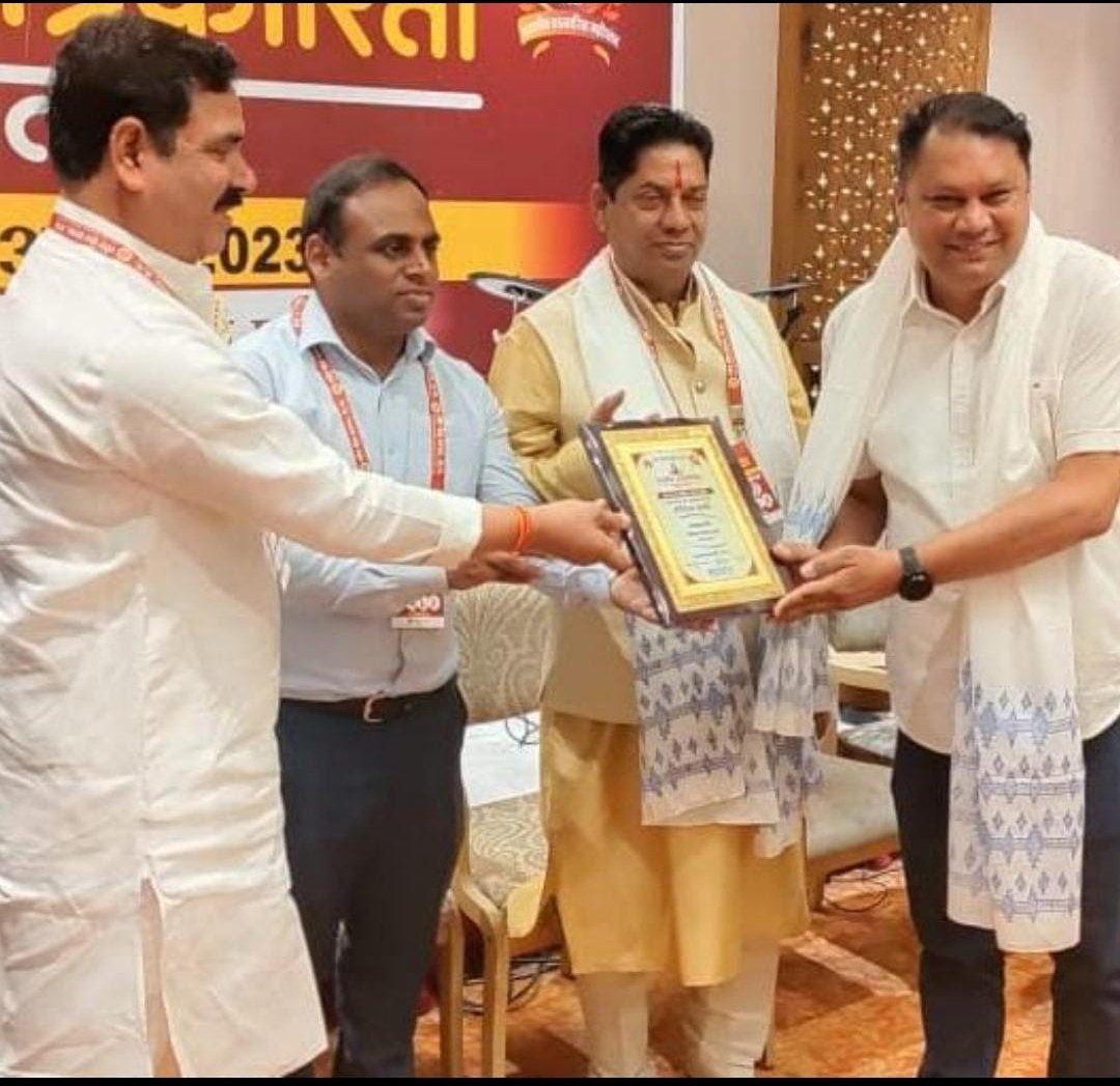 patturk007's tweet photo. @Thesootra के संस्थापक एवं आदरणीय @sanjaygupta1304 की निष्पक्ष एवं निडर पत्रकारिता के लिए उन्हें उत्कृष्ट पत्रकारिता अवार्ड से नवाजा गया।
यह वर्तमान समय में गिरते हुए पत्रकारिता के लिए एक उदाहरण की तरह है।
Best wishes सर https://t.co/GtI1IXytv8